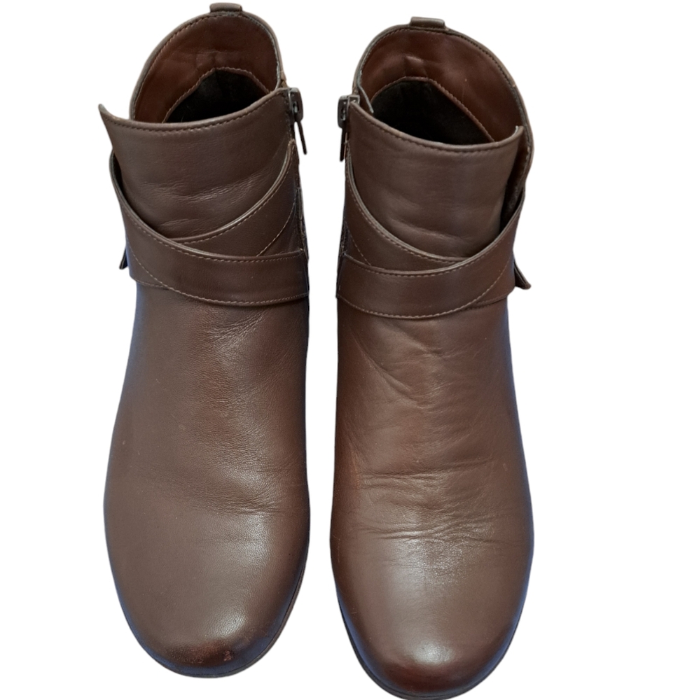 Ladies Naturalizer Cassandra Bootie. Sz 11M, in brown.